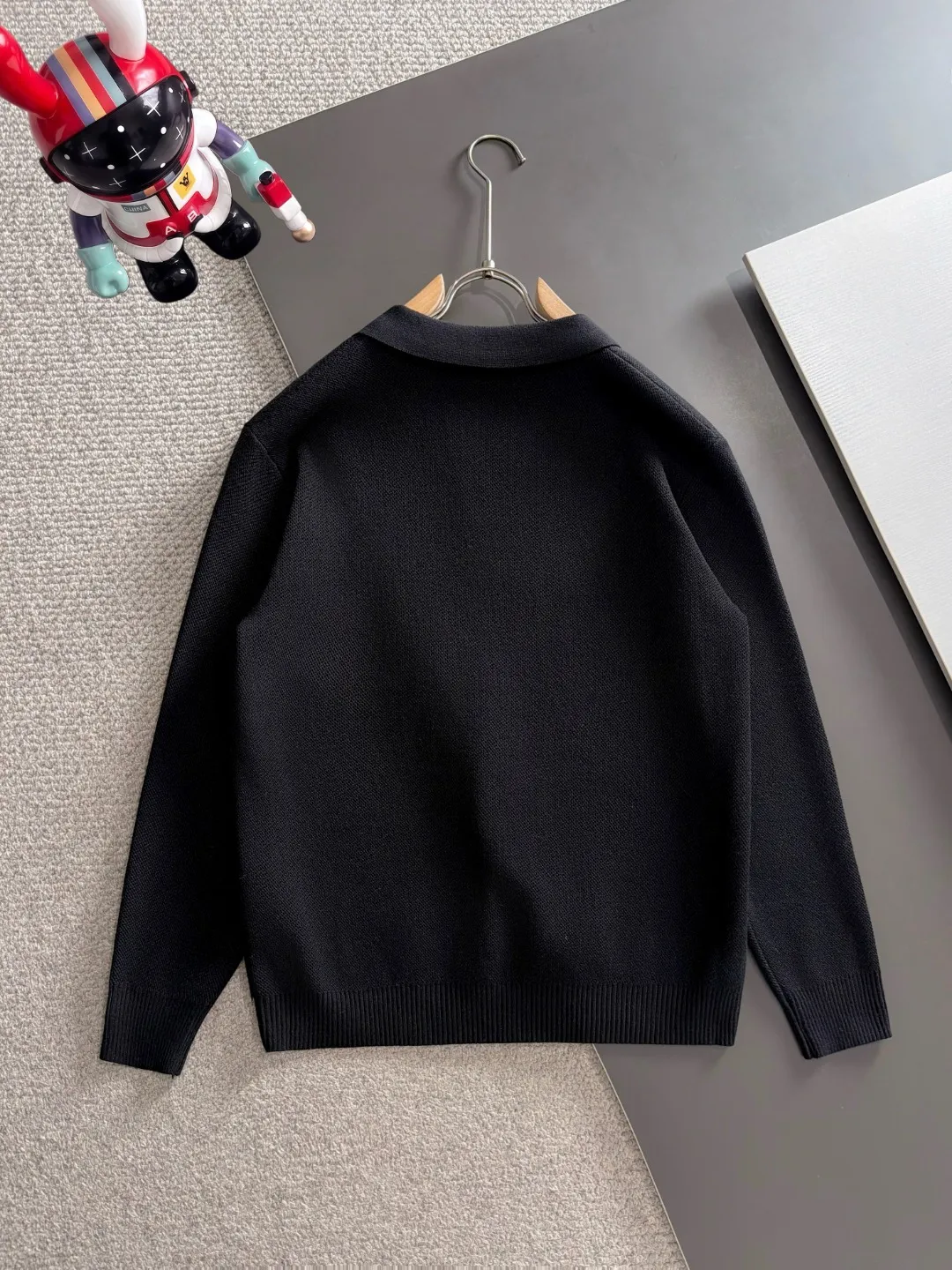 Next day shipping P195 Balenciaga high quality 2026 autumn and winter official website latest sweater, on sale at the same time at the counter Hot Sale! Specially made of wool blended fabric. It feels comfortable and can be directly in contact with the skin. The logo badge is exquisitely embroidered, which is extremely eye-catching! The details highlight the fashionable charm of big brands. Exquisite workmanship. Three-dimensional cutting style. The wearing effect is invincible and handsome! All three standards are complete! Sizes:M-3XL